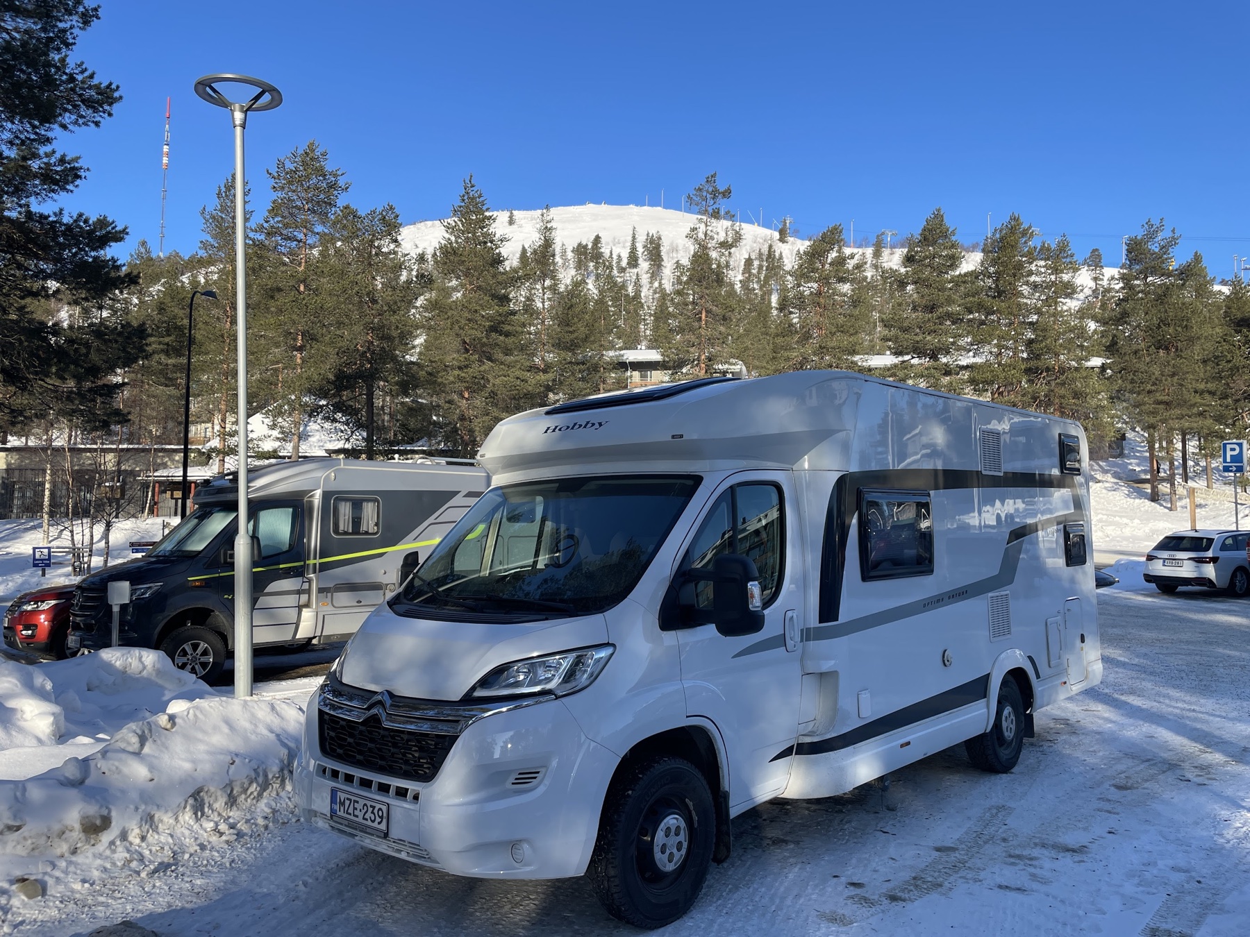 Easy Access Basecamp talvisessa tunturimaisemassa