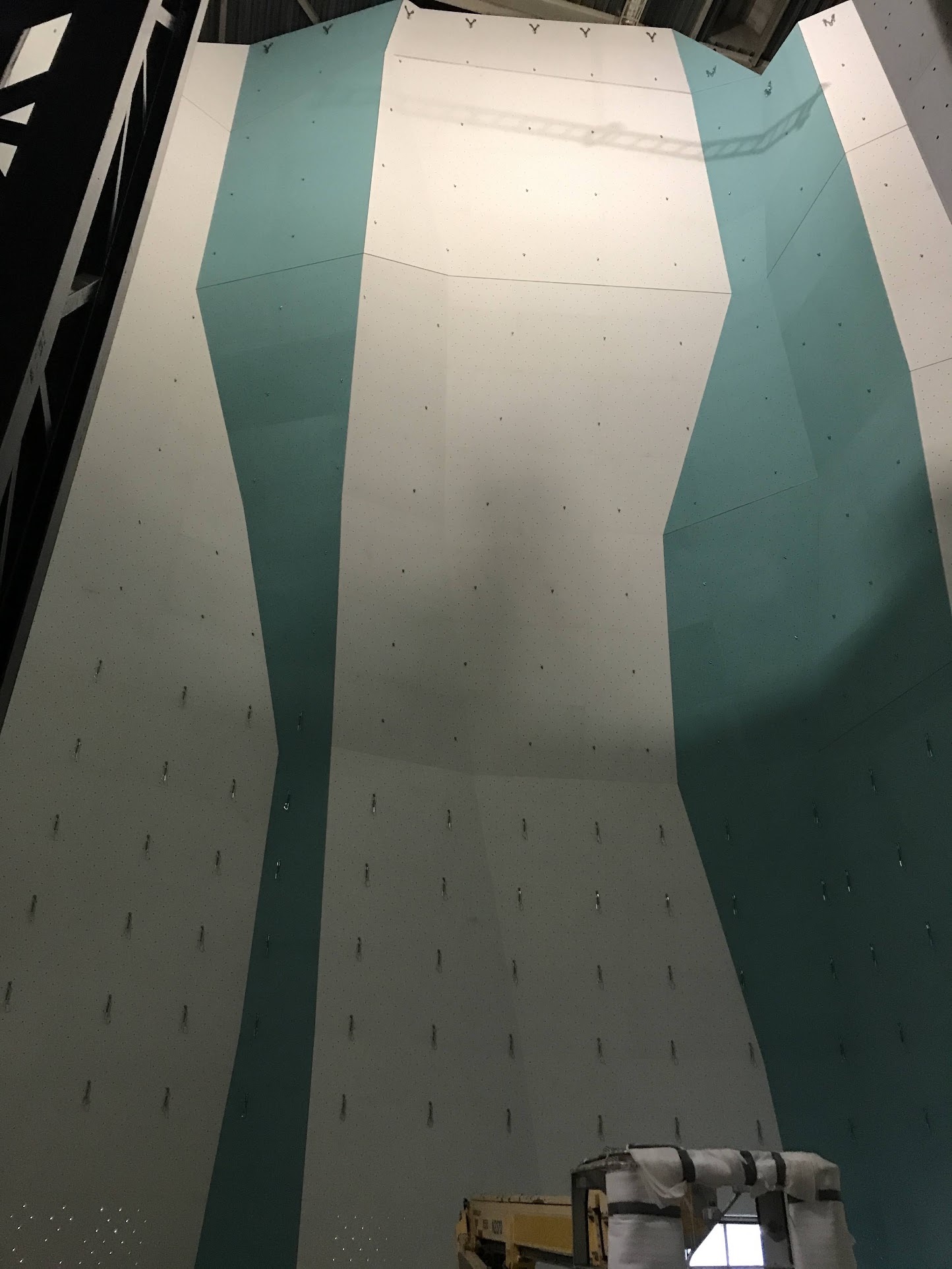 Kaupallinen kiipeilyseinä Walltech-logolla