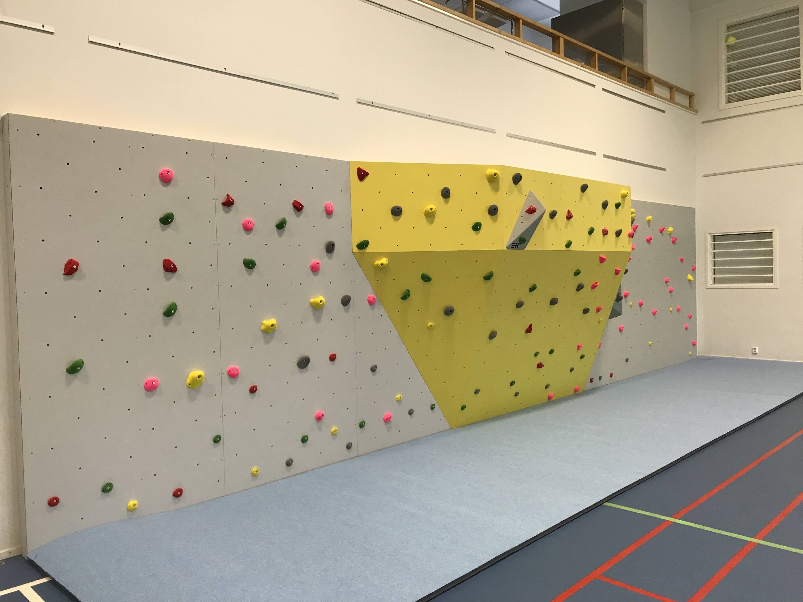 Koulun boulderointiseinä keltaisella muodolla